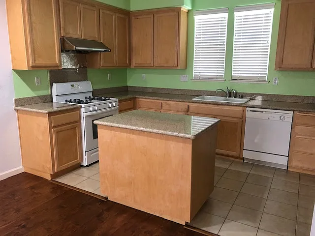 2 bed, 2.5 bath, 1104 sqft, $3,300 — Photo 4
