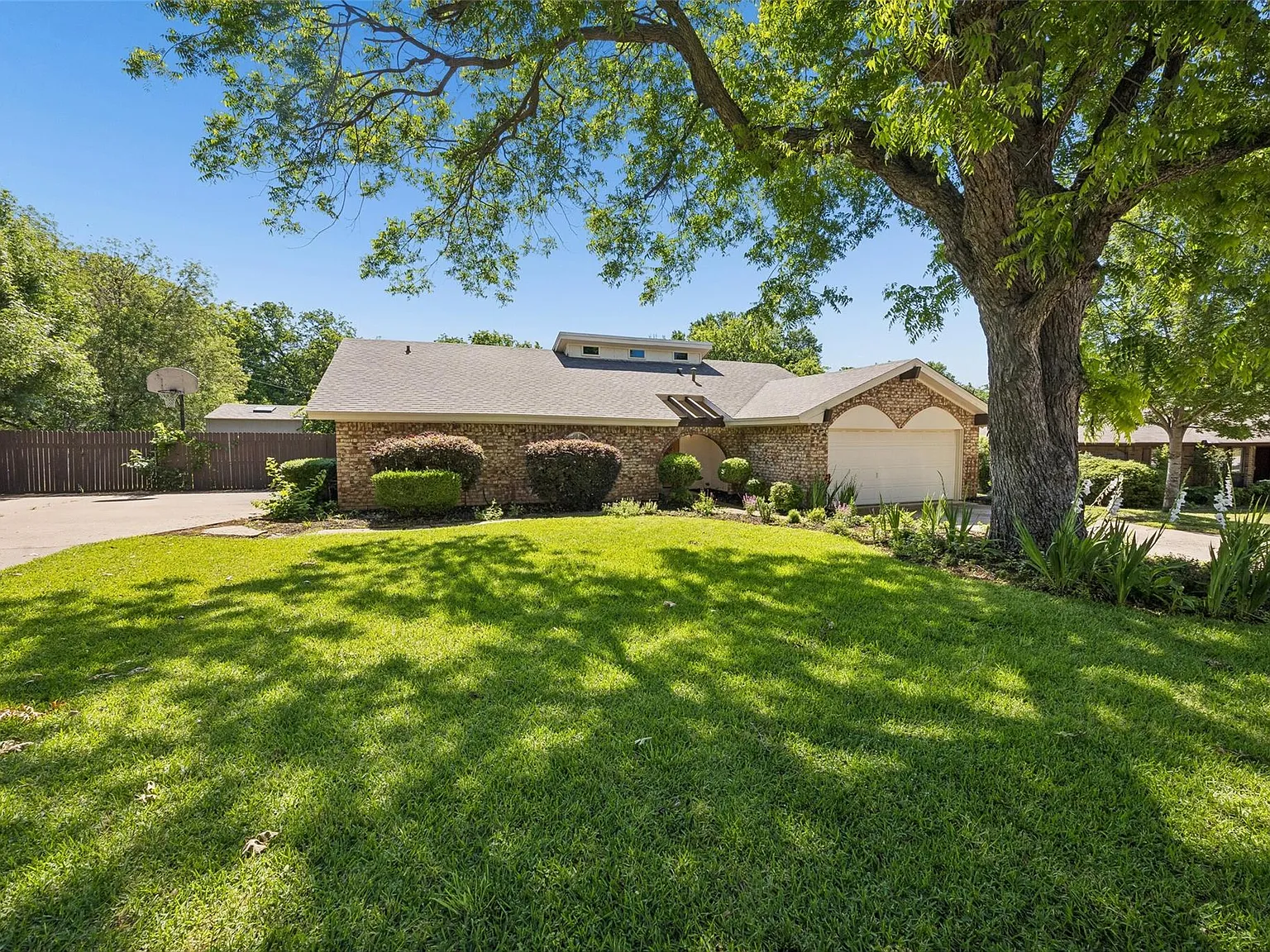 3 bed, 1954 sqft, $3,700 — Photo 1