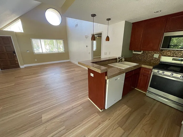 325 N Melrose Dr #H — Photo 6