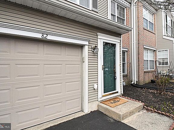 3rd image of 82 Honey Locust Ln