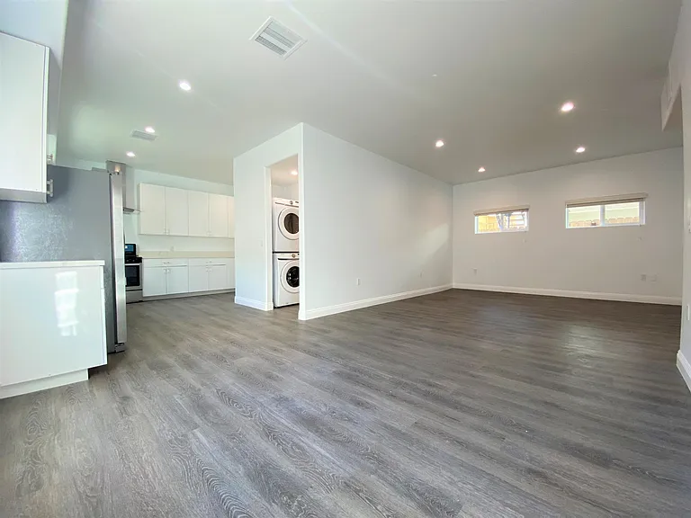 428 N Harvard Blvd — Photo 4