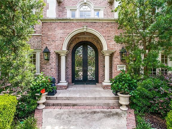4th image of 3207 Beverly Dr