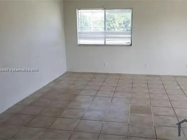 100 E Tiffany Dr APT 4, Mangonia Park, FL 33407