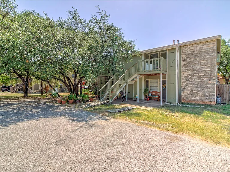 400 Hedgewood Dr #D — Photo 2