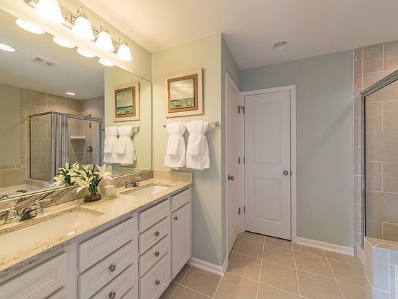 Dual Vanities in Owner s Bath - Model Representation