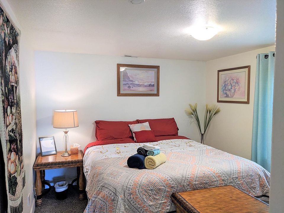 This room has a King-size bed with memory foam mattress. Full furnished, decorated, with comforter, linens, pillows, nightstands, towels, tissues, and lamp provided.