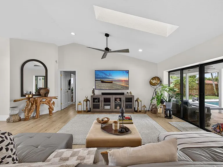 12897 La Rochelle Cir — Photo 10