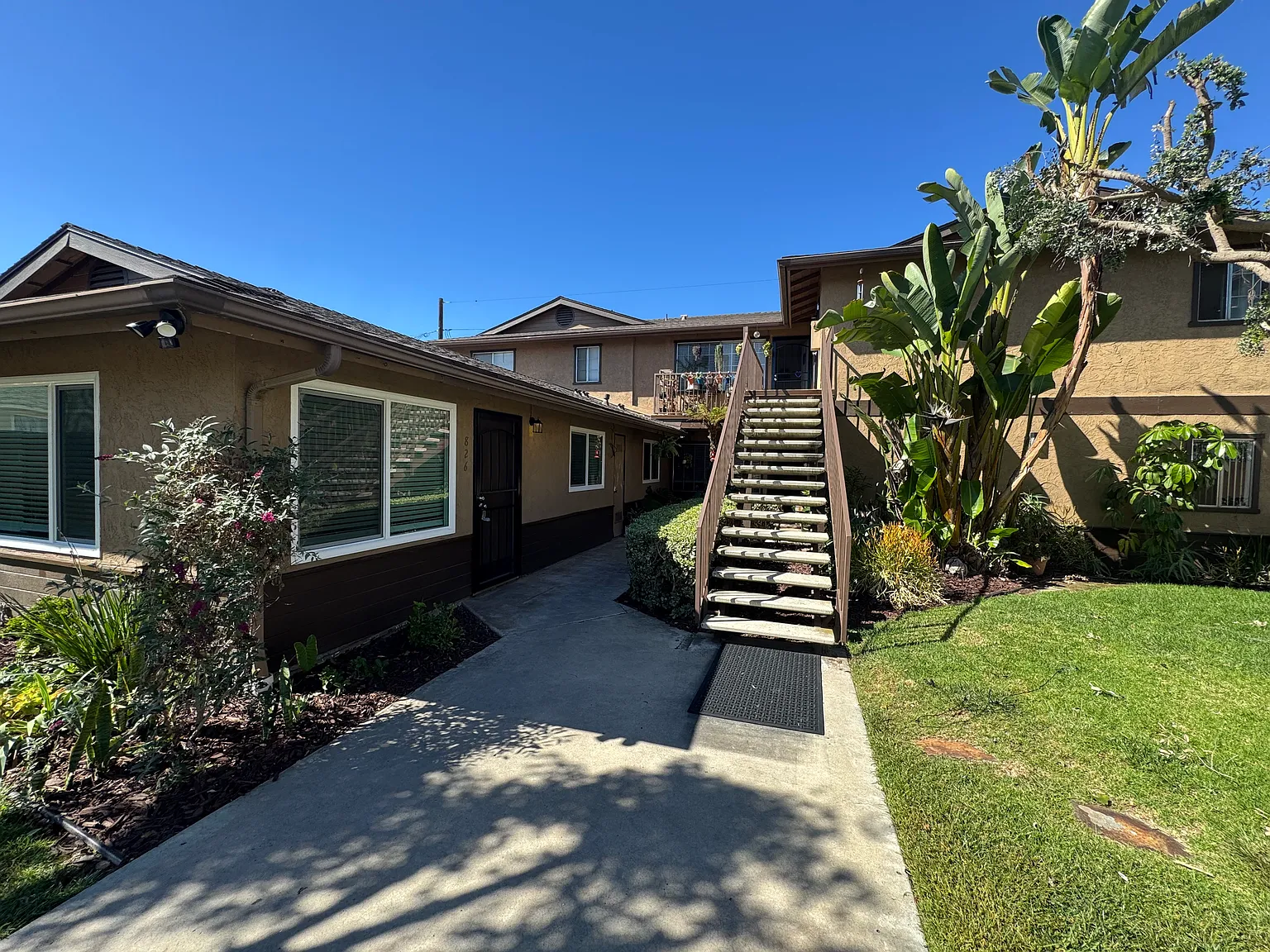 3 bed, 1100 sqft, $3,195 — Photo 2