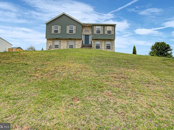 3rd image of 828 Essex Cir