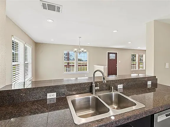 3 bed, 2354 sqft, $2,795 — Photo 4