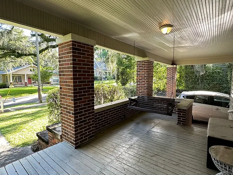 Beautiful downtown quad. 1 and 2 bed units available now. Pets allowed. — Photo 24