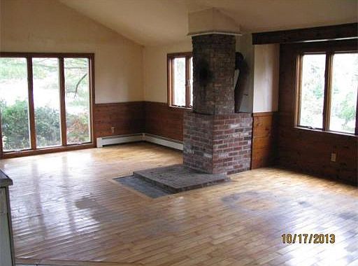 3rd image of 10 Windward Ln