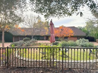 711 Country Club Dr, Ojai, CA 93023