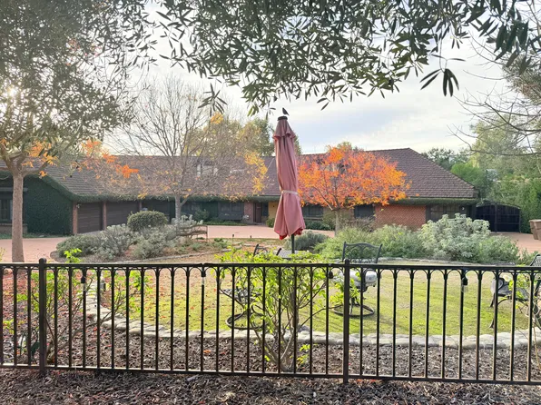 711 Country Club Dr, Ojai, CA 93023