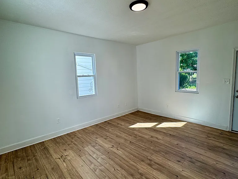 140 Grove Ave — Photo 16