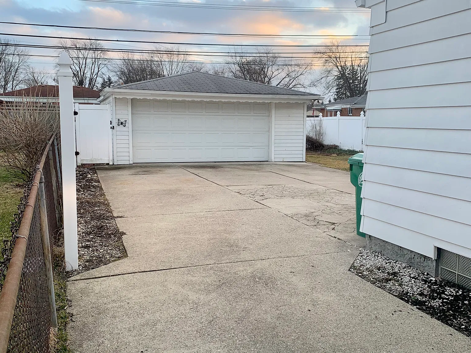 3 bed, 1272 sqft, $1,900 — Photo 2