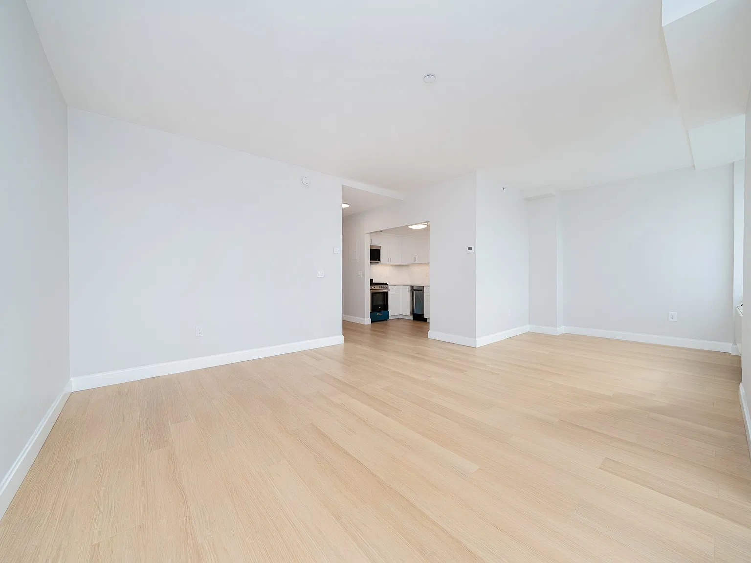160 Riverside Boulevard — Photo 4