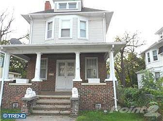 Brick & Vinyl Single Detached Home!