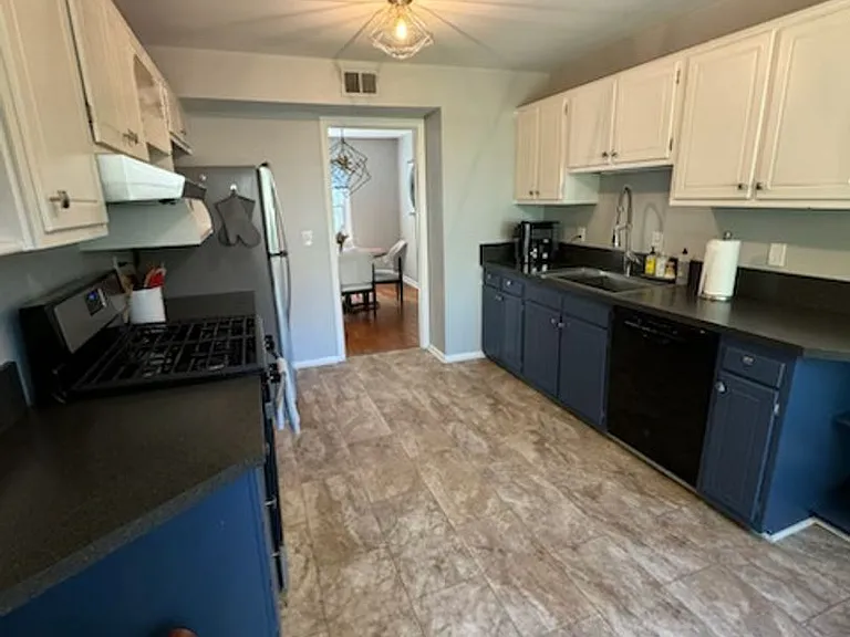 204 Huntington Ln — Photo 2