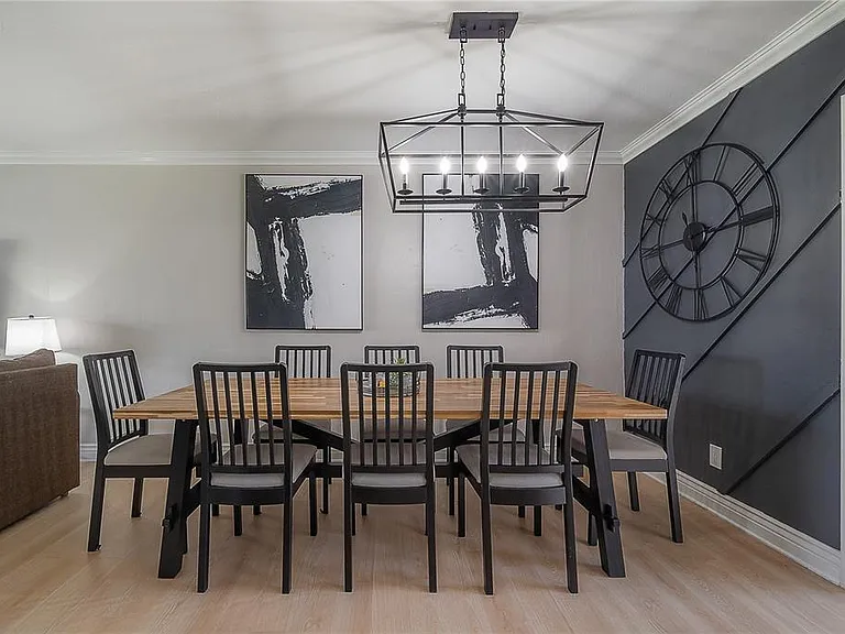 2916 W Collins St — Photo 2