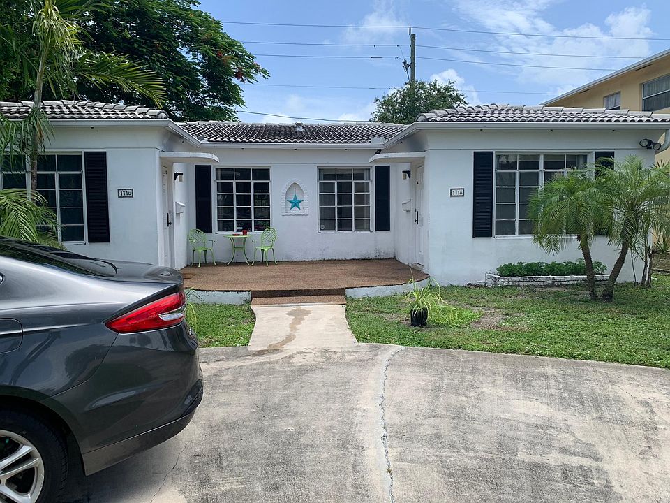 Front of duplex (1718 on the right)