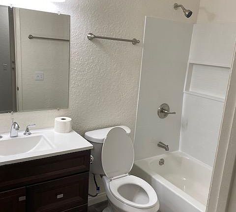 5th image of 2648 W Atchison St