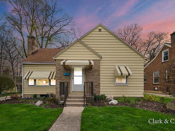 3rd image of 2618 Oakwood Ave NE