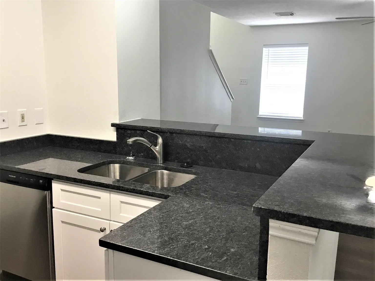 3 bed, 2.5 bath, 1578 sqft, $1,845 — Photo 3