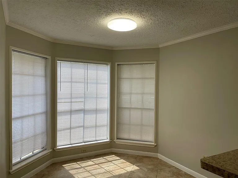 3118 Redcliff Dr — Photo 4