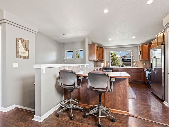 5th image of 1654 W Yaquina Dr