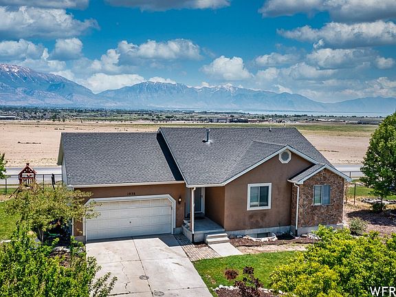 3rd image of 1038 N Mustang Ln