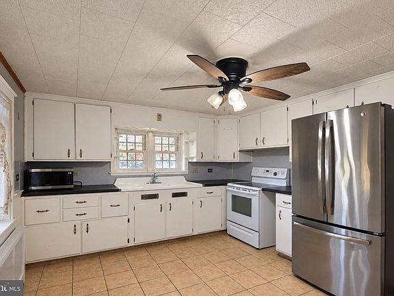 2nd image of 10 Hoch Rd