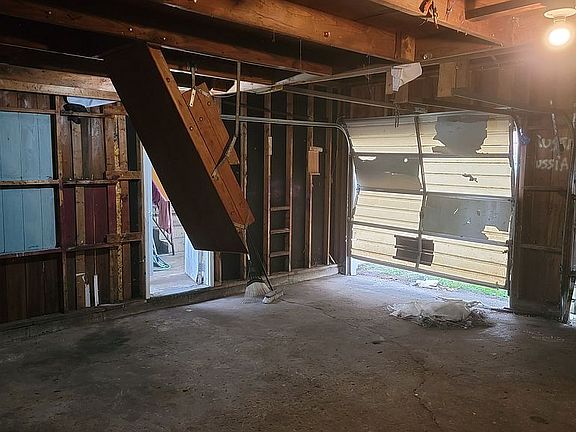 Garage:looking into breezeway