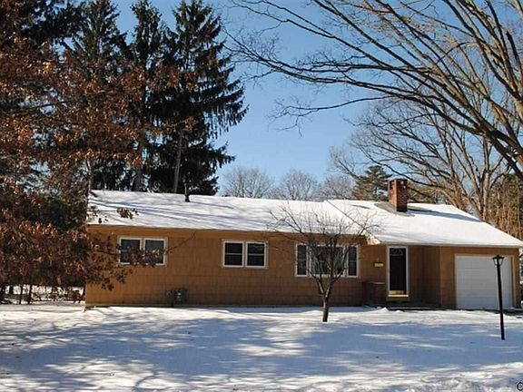 2nd image of 6 Iroquois Dr