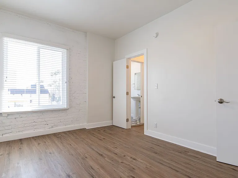 Charming Apartment with Urban Convenience — Photo 8