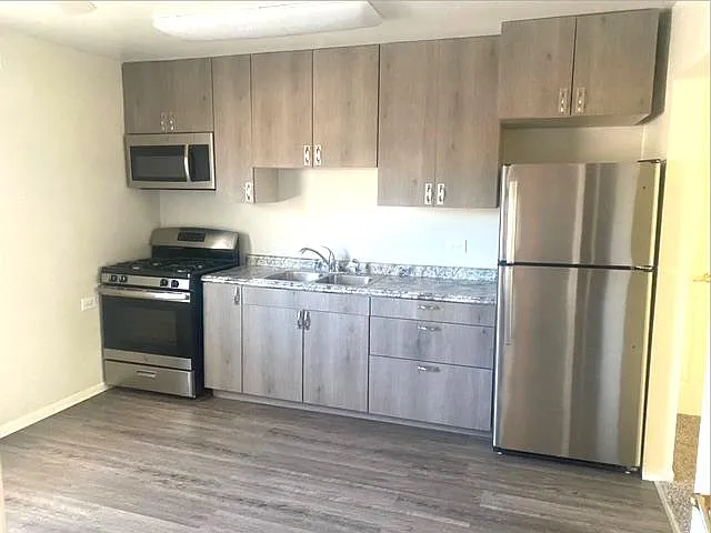 716 E Division St #D — Photo 2