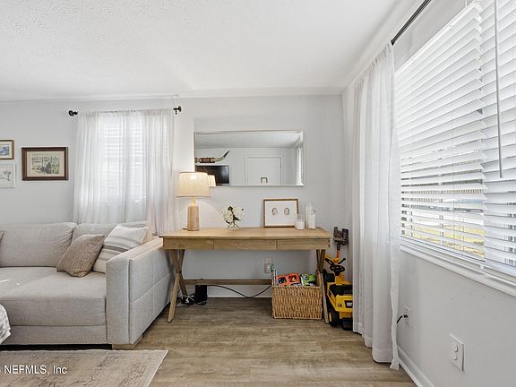 4th image of 31 BURLING Way
