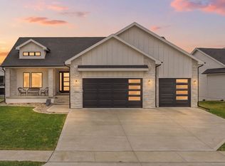 5021 148th Cir, Urbandale, IA 50323