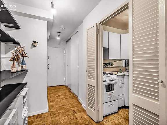 3rd image of 321 E 48th St APT 8L