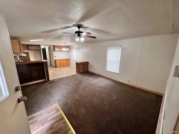 5017 S Naomikong St, Flint, MI 48506