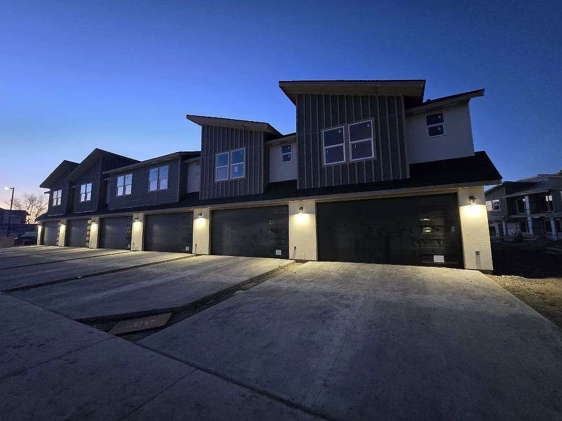 3 bed, 2.5 bath, 1510 sqft, $1,975 — Photo 3