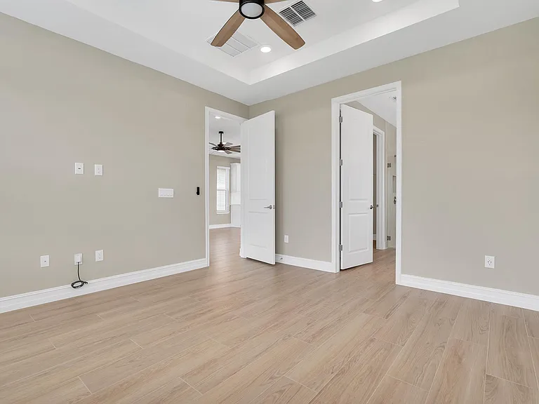 2217 6th St E — Photo 12