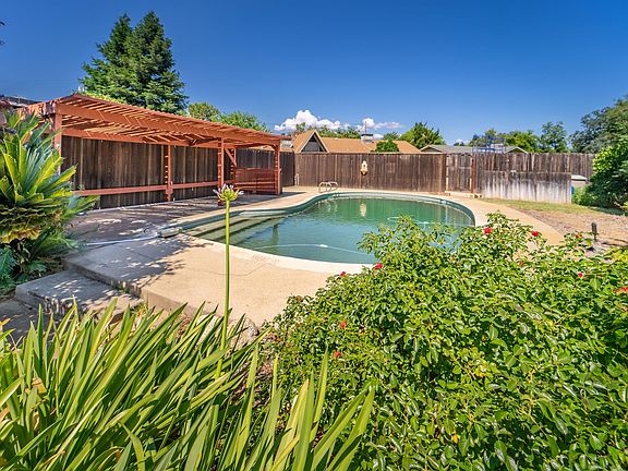2nd image of 950 Sierra Vista Dr