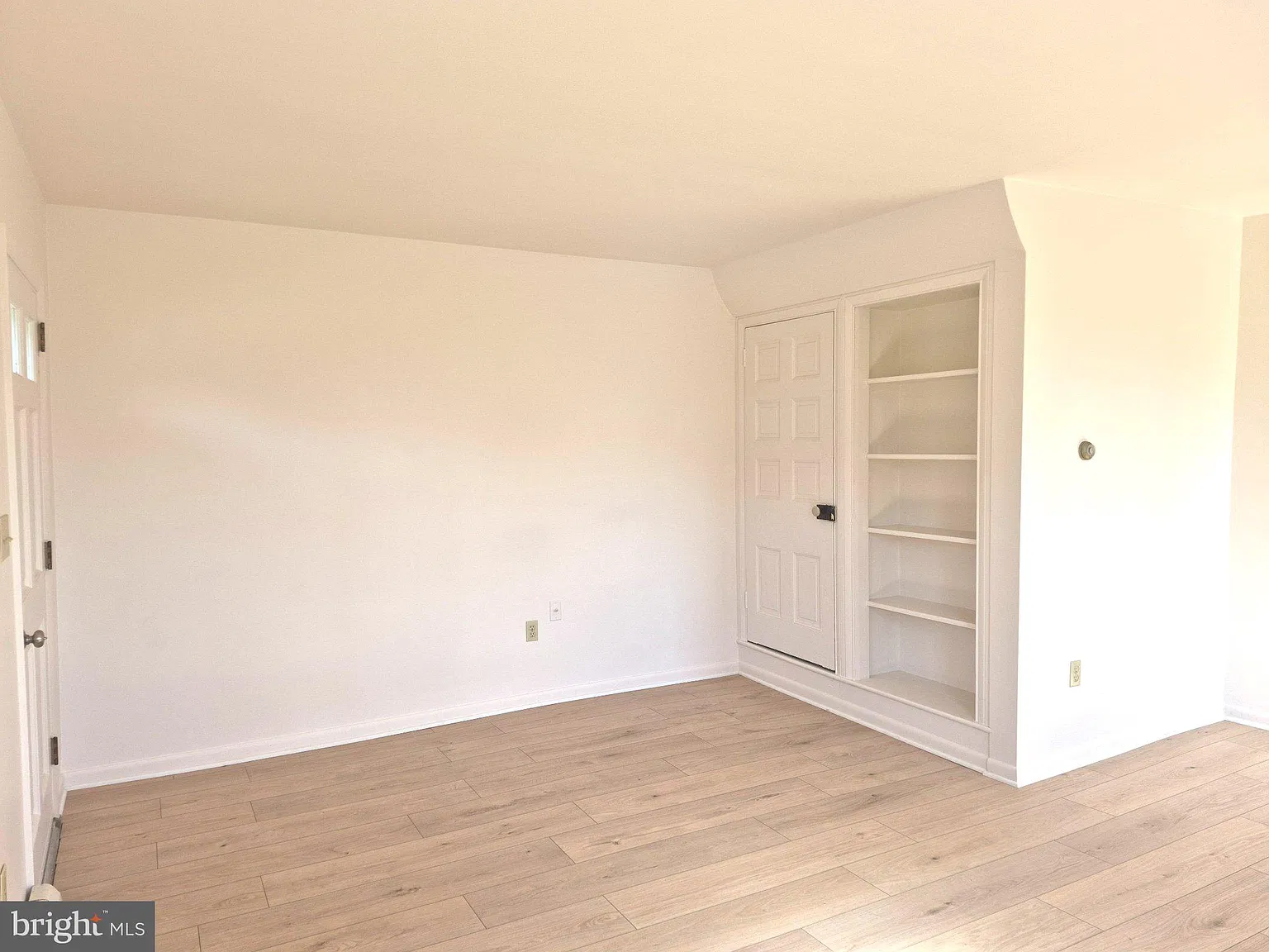 1 bed, 1.0 bath, 2072 sqft, $1,200 — Photo 2