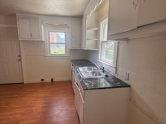5th image of 414 N High St