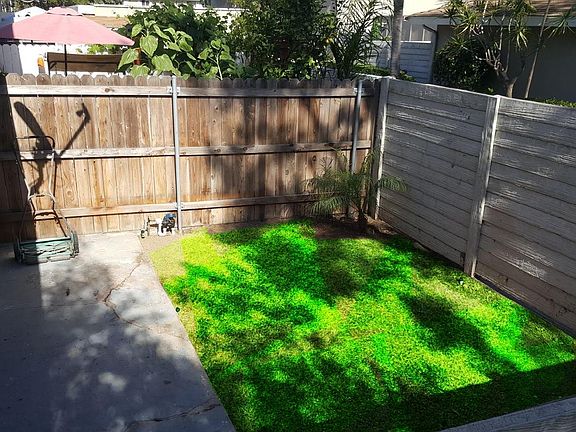 Private, Fully enclosed yard for large or small pets (sturdy