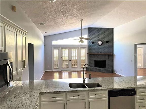 3rd image of 10121 Pointview Ct