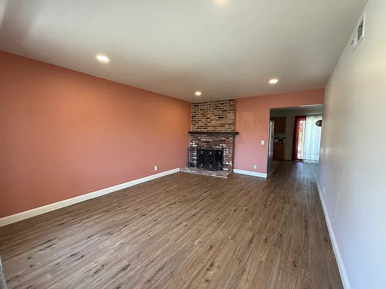 300 Amherst Pl — Photo 2