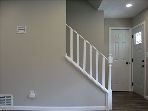 3rd image of 813 S Broadway