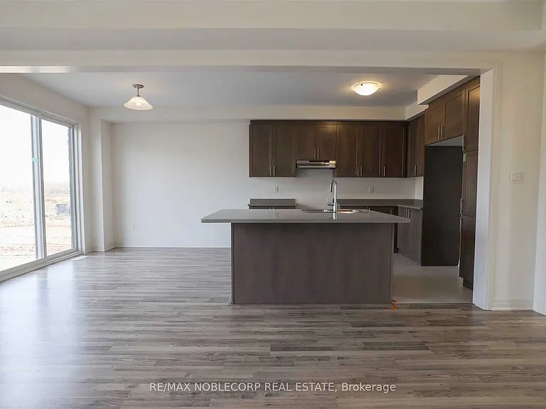 137 Casserley Cres — Photo 5